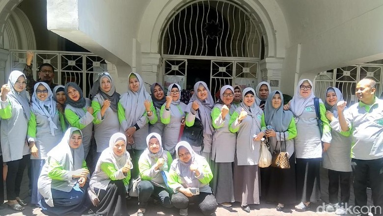 Jemaah Abu Tours di Sidang Hamzah: Pak Haji, Berangkatkan Kami Jemaah Abu Tours di Sidang Hamzah: Pak Haji, Berangkatkan Kami