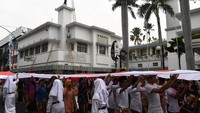 Warga berkumpul untuk memperingati peristiwa perobekan bendera belanda oleh para pejuang Indonesia pada 19 September 1945. Antara Foto/Zabur Karuru.