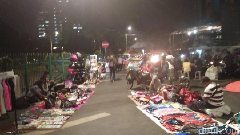 Semrawut, PKL Penuhi Trotoar Dekat Stasiun Tanah Abang Semrawut, PKL Penuhi Trotoar Dekat Stasiun Tanah Abang