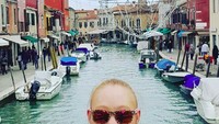 Ini gayanya saat menikmati waktu di Venesia, Italia (madelinesmodelling_/Instagram)  