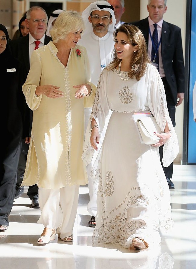 Dalam berbusana, Putri Haya kerap memadupadankan busana bernuansa Arab dengan gaya Eropa. Bagaimana menurutmu penampilannya ini? Foto: Getty Images