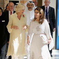 Dalam berbusana, Putri Haya kerap memadupadankan busana bernuansa Arab dengan gaya Eropa. Bagaimana menurutmu penampilannya ini? Foto: Getty Images