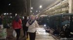 Foto: Potret Semrawut PKL di Trotoar Dekat Stasiun Tanah Abang