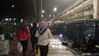 Foto: Lalu lintas terpantau padat di lokasi ini. Banyak angkot serta bajaj yang ngetem berjejer. (Azizah-detikcom)