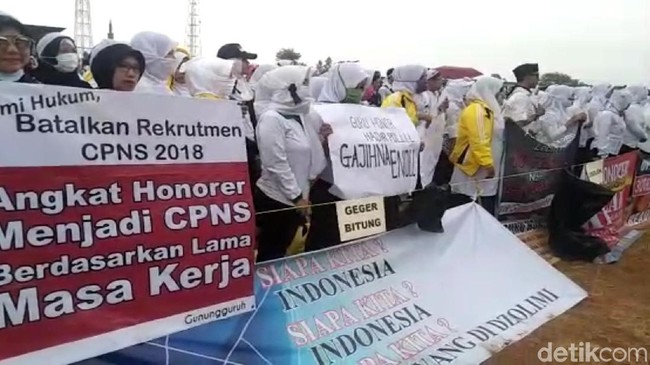 Solusi Jokowi untuk Guru Honorer