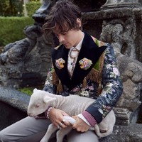 Pelantun lagu Signs of Time ini juga tampak mesra dengan para hewan yang jadi partnernya di pemotretan. Foto: Dok. Gucci