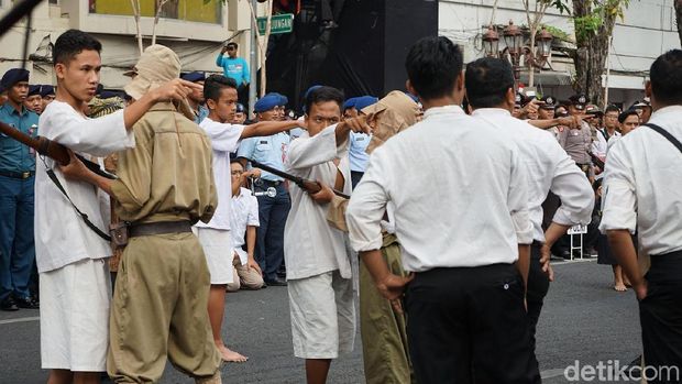 Ribuan Warga Surabaya Peringati Peristiwa Perobekan Bendera Belanda