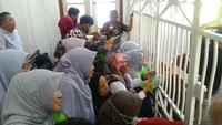 Huuuuuu...huuuuu.huuuuu, teriak para jemaah di ruang sidang. Perampok..dasar perampok! Sambung teriakan jemaah lainnya. 