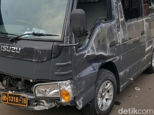 Mobil yang Terbalik di Margonda Milik Densus Pengantar Tahanan