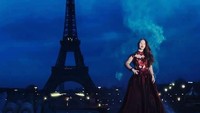 Nggak afdal kalau fotografer tidak hunting foto di Menara Eiffel. Gaun merah yang eksotis membalut tubuh Madeline (madelinesmodelling_/Instagram)  