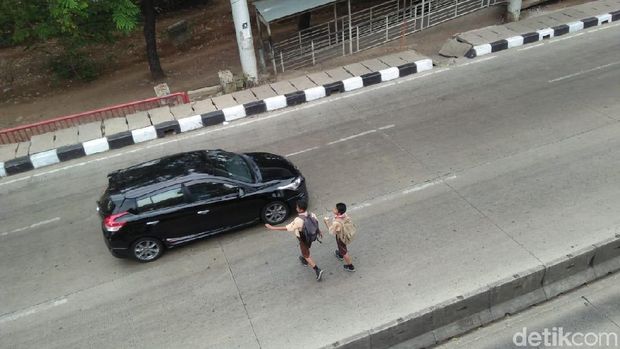 Siswa SD menyebrang jalan raya karena JPO Jembatan Gantung Rusak