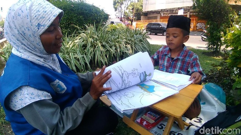 Anak Penjual Koran yang Belajar di Pinggir Jalan: Saya Ingin Jadi Masinis Anak Penjual Koran yang Belajar di Pinggir Jalan: Saya Ingin Jadi Masinis