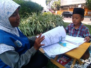 Anak Penjual Koran yang Belajar di Pinggir Jalan: Saya Ingin Jadi Masinis