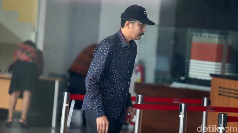 Bertopi Hitam, Ketua DPRD Tulungagung Diperiksa KPK Bertopi Hitam, Ketua DPRD Tulungagung Diperiksa KPK