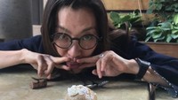 Paduan sempurna nih! Michelle hendak menyantap chocolate cake dengan lelehan saus cokelat dan es krim. Nyammm! Foto: Instagram michelleyeoh_official