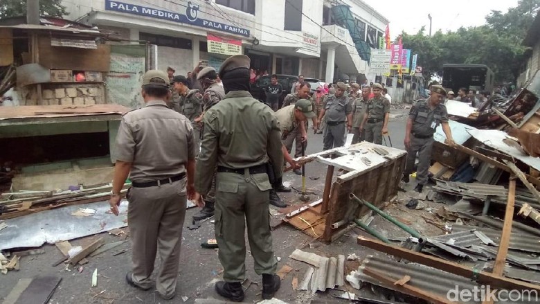 Pasar Depok Jaya Semrawut, Satpol PP Tertibkan 56 PKL Pasar Depok Jaya Semrawut, Satpol PP Tertibkan 56 PKL