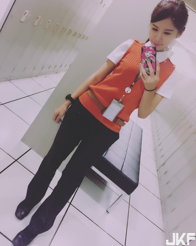 Ia jadi atensi karena penampilannya yang menawan dan layanannya yang ramah. Foto: Istimewa