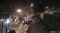 Foto: Sementara di Jalan Jatibaru Bengkel, PKL menggelar lapaknya di badan jalan. (Azizah-detikcom)