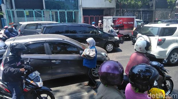 Anak Penjual Koran yang Belajar di Pinggir Jalan: Saya Ingin Jadi Masinis