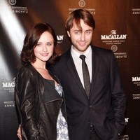 Sebelumnya Alexis Bledel dan Vincent Kartheiser jarang terlihat bersama di acara karpet merah. Namun pasangan ini tampak serasi di ajang penghargaan Emmy Awads 2018, apalagi melihat wajah mereka yang mirip. Foto: Getty Images