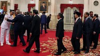 Pejabat yang hadir dalam pelantikan pagi ini adalah Ketua MPR Zulkifli Hasan, Wakil Ketua MPR Hidayat Nur Wahid, Wakil Ketua DPD Nono Sampono, Ketua MK Anwar Usman, dan Mensos Agus Gumiwang Kartasasmita.
