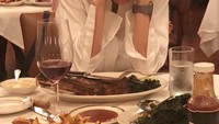 Masih di New York, Michelle mengatakan CRAZY huge dinner di keterangan foto. Lihat saja tuh potongan steak yang besar dengan tumpukan kentang goreng di hadapannya. Foto: Instagram michelleyeoh_official