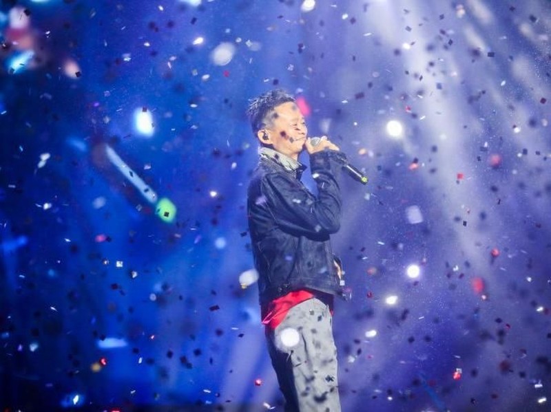 This photo taken on October 11, 2017 shows Jack Ma, Alibaba Group founder and executive chairman, singing a song during the Music Festival of the Computing Conference 2017 in Hangzhou in China's eastern Zhejiang province. / AFP PHOTO / STR / China OUT