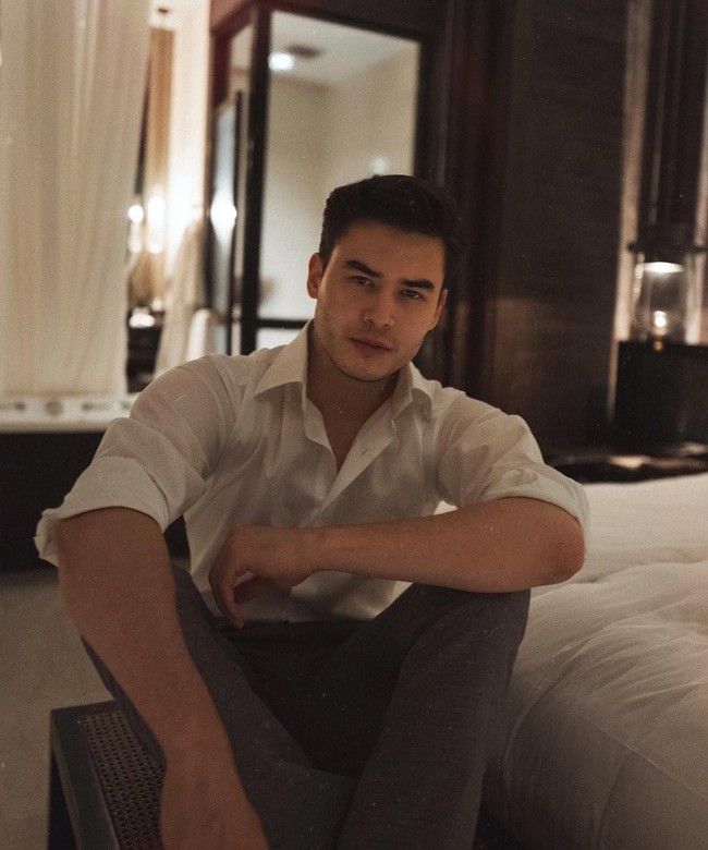 Dimash Adilet adalah putra konglomerat dari Kazakhstan. Sudah tajir dari lahir, Dimash tentu memiliki gaya hidup glamour. Foto: Instagram