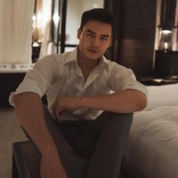 Dimash Adilet adalah putra konglomerat dari Kazakhstan. Sudah tajir dari lahir, Dimash tentu memiliki gaya hidup glamour. Foto: Instagram