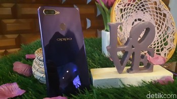 OPPO F9 Starry Purple mulai tersedia secara online melalui e-commerce dan toko offline pada 20 September. (Foto: detikINET/Virgina Maulita Putri)