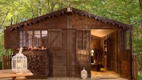 Inilah The Chocolate Cottage, hotel yang terbuat dari 1,5 ton cokelat. Hotel ini berada di Sevres, sekitar 38 menit perjalanan naik mobil dari Paris, Prancis (Booking.com)  