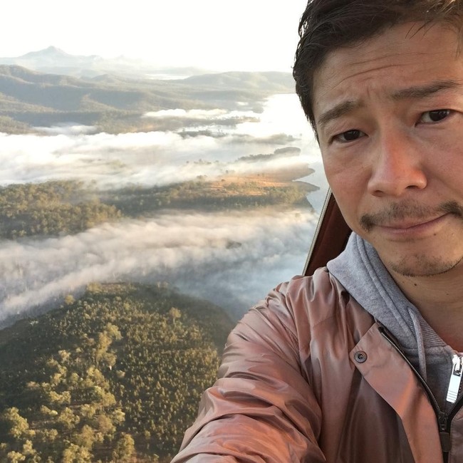 Yusaku dijadwalkan berangkat ke bulan pada 2023 dengan pesawat ruang angkasa bernama Big Falcon Rocket buatan SpaceX. Mantan penabuh drum sebuah band rock ini tidak pergi sendiri karena memboyong serta enam hingga delapan seniman. (Foto: Instagram/@yusaku2020)