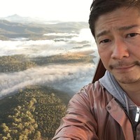 Yusaku dijadwalkan berangkat ke bulan pada 2023 dengan pesawat ruang angkasa bernama Big Falcon Rocket buatan SpaceX. Mantan penabuh drum sebuah band rock ini tidak pergi sendiri karena memboyong serta enam hingga delapan seniman. (Foto: Instagram/@yusaku2020)