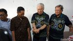 Gaya Mendag Makan Tahu Langsung dari Pabrik
