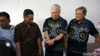 Mendag mengecek bahan baku tahu dan tempe.