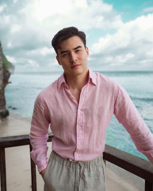 Hal tersebut tergambar dari setiap unggahannya di Instagram. Keliling dunia sampai pemer mobil mewah diperlihatkan di media sosialnya. Foto: Instagram