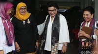 Selain Wakil Ketua KPK Basaria Panjaitan, terlihat dalam keterangan pers tersebut istri Mendikbud Muhadjir, Suryan Widati (kiri), istri Menag Lukman Hakim, Trisna Willy (kedua kiri) dan istri Menhub Budi Karya, Endang Sri Hariyatie.