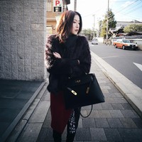 Nama Silvia Siantar ikut disebut-sebut sebagai salah satu CrazyRichSurabayan di dunia nyata karena deretan gaya berkelas yang ditampilkannya di akun media sosialnya. Dia selalu tampil stylish dan elegan dengan merek high end seperti Hermes, Chanel, YSL, Fendi, Delvaux, Valentino, dan Dior. Foto: Instagram @ silviasiantar