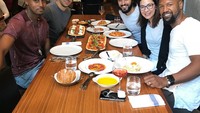 Aktris Malaysia berdarah China ini sedang hang out bareng teman-temannya. Ada pizza dan roti enak di atas meja. Kata Michelle, usai makan mereka akan menonton film Crazy Rich Asians. Foto: Instagram michelleyeoh_official