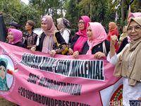 Datangi Markas Gerindra Jabar, Prabowo Disambut Emak-emak Milenial