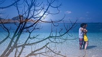 Mereka pun mengunggah momen kebersamaan mereka yang tengah saling memeluk. Latar belakang pantai indah dan pohon yang menjadi efek double exposure turut membuat suasana dramatis (@edward_akbar/Instagram) 