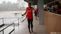 Atlet atletik Asian Para Games memanfaatkan ruang kosong untuk menjalani latihan fisik.