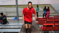 Beberapa di antara mereka berlari-lari menaiki tangga tribun.