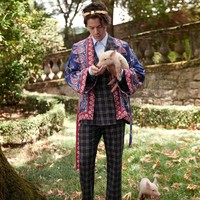 Harry Styles tampil necis mengenakan setelan jas dengan motif-motif atraktif. Mulai dari tartan hingga floral. Foto: Dok. Gucci