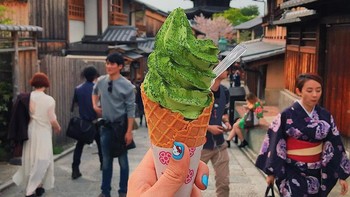 Seperti ini es krim matcha dengan latar belakang Gion, Kyoto. Foto: instagram.com/girleatworld/