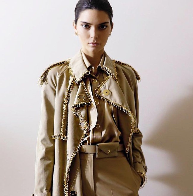 Kendall tampil mengenakan koleksi terbaru Burberry dengan trench coat ikonik bersama kemeja dan celana warna beige dari atas sampai bawah. Foto: Dok. Instagram