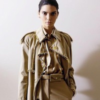 Kendall tampil mengenakan koleksi terbaru Burberry dengan trench coat ikonik bersama kemeja dan celana warna beige dari atas sampai bawah. Foto: Dok. Instagram