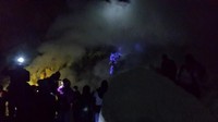 Untuk bisa melihat Blue Fire, butuh sedikit perjuangan ya traveler. Kamu harus bngun dinihari dan mendaki 2-3 jam. (Neny Setiyowati/dtraveler)
