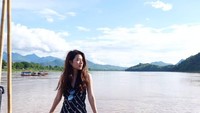 Selalu mempesona,ini gaya Mew di atas kapal menyusuri Sungai Mekong. (mewnittha/Instagram)