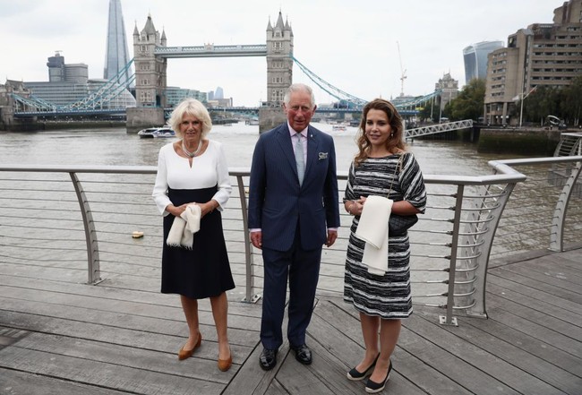 Baru-baru ini, tepatnya pada 5 September 2018, Putri Haya juga berkunjung ke Inggris. Dia pun ditemui oleh Pangeran Charles dan Duchess of Cornwall Camilla. Keduanya mengajak Putri Haya melihat yacht yang pernah dipakai kru wanita pertama untuk berlayar mengikuti perlombaan keliling dunia pada 1990. Foto: Getty Images